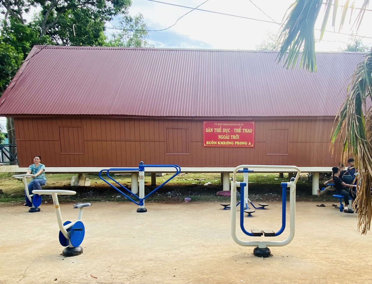 Sân vui chơi dụng cụ Thể dục - Thể thao tại Buôn Kmrơ̆ng Prŏng A phục vụ cho người dân